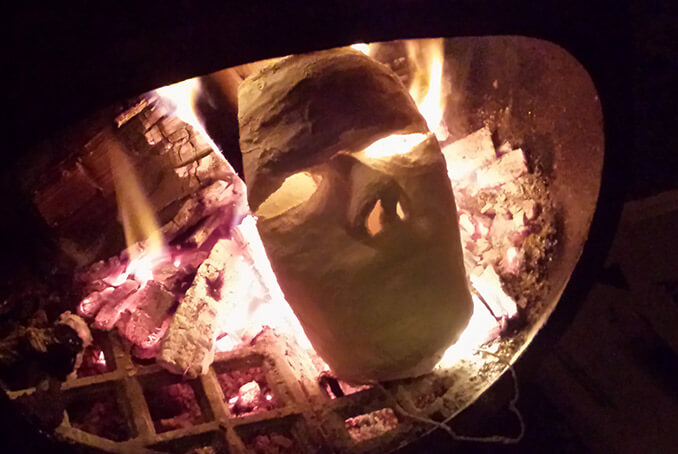 Maske im Feuer